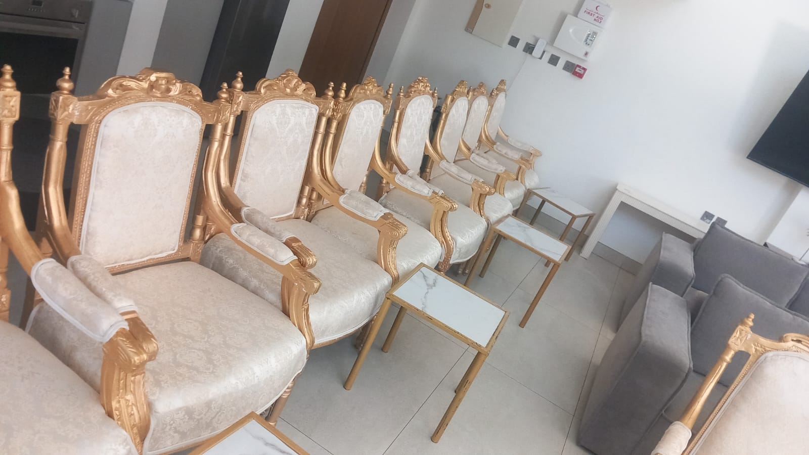 كراسي ديور الفخمة وتنسيق طاولات