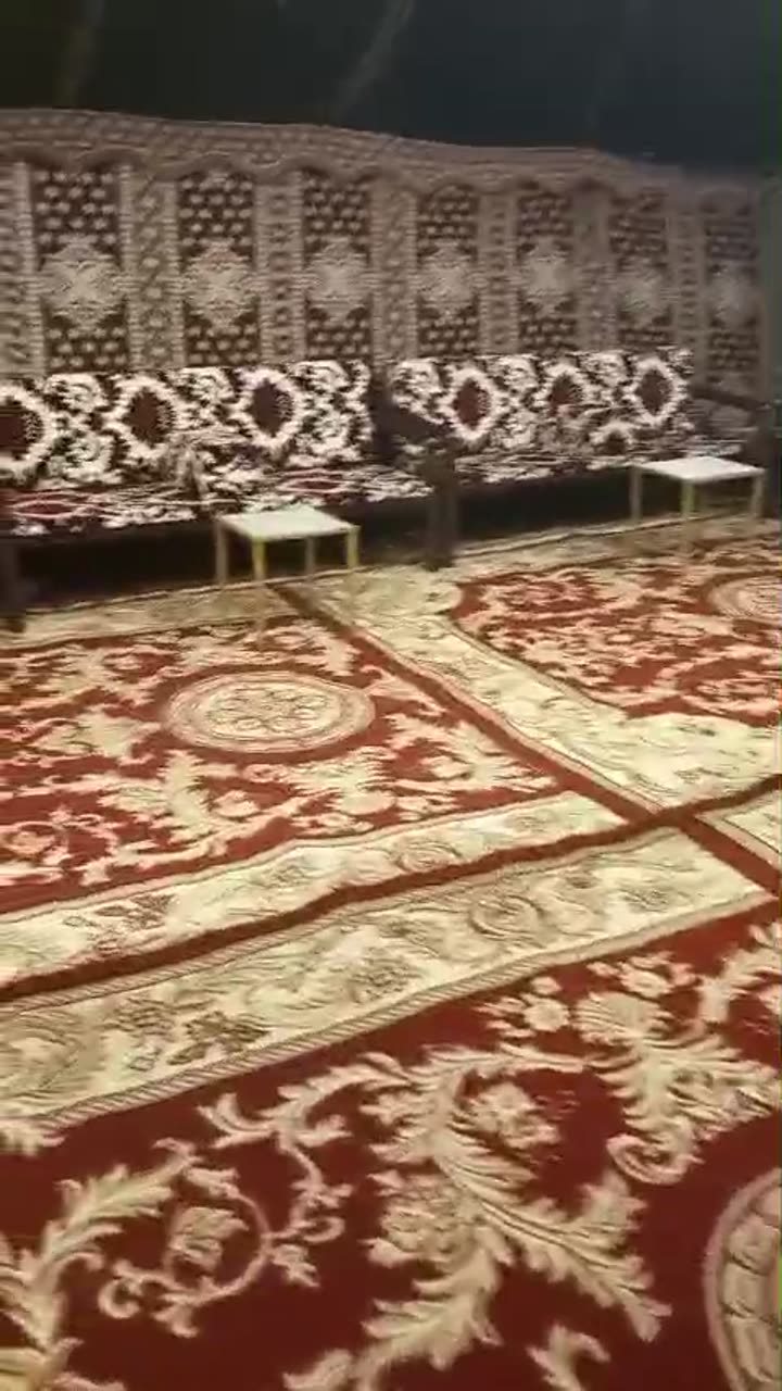 داخل خيمة مجهزة بمجالس سدو وسجاد